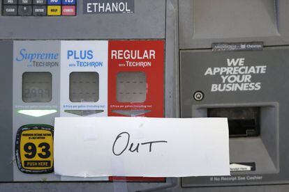 Un cartel indica que no queda gasolina en una gasolinera de Chevron, Hollywood, Florida. 