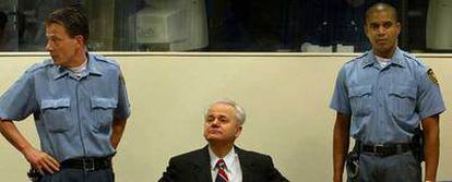 Gesto desafiante de Slobodan Milosevic en el banquillo del tribunal de La Haya, en febrero de 2002.