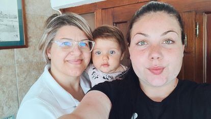 Susi Pérez, com sua neta María e sua filha Thalaia, em Valência, espera ir a Toledo para ficar com sua família. 