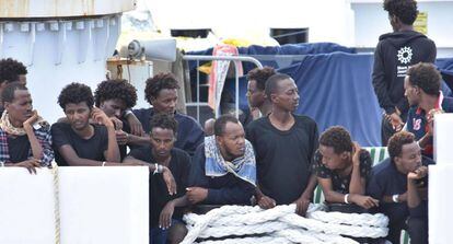 Inmigrantes a bordo del 'Diciotti', a la espera para desembarcar en el puerto de Catania, Italia.