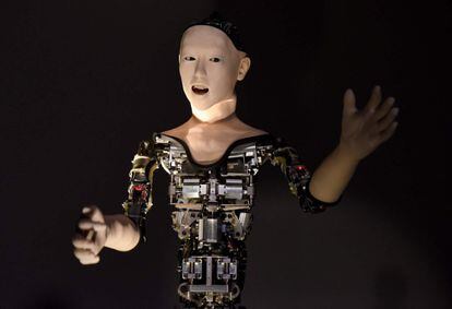 Un nuevo androide llamado 'Alter', desarrollado por investigadores de la Universidad de Tokio y Osaka, durante una rueda de prensa en Tokio, Japón.