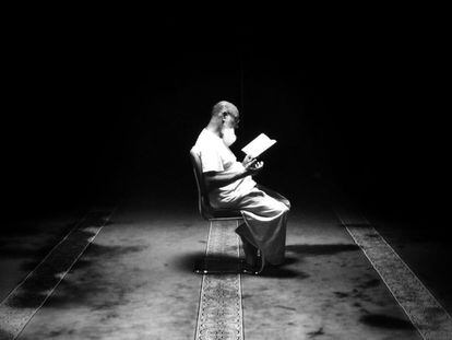 Un hombre musulmán lee el Corán.