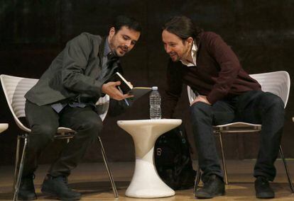 El l&iacute;der de IU, Alberto Garz&oacute;n, junto al de Podemos, Pablo Iglesias, en un acto conjunto.