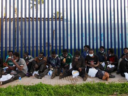 Un grupo de migrantes subsaharianos que logró saltar la valla fronteriza de Melilla, en el CETI de la ciudad, en enero de 2021.