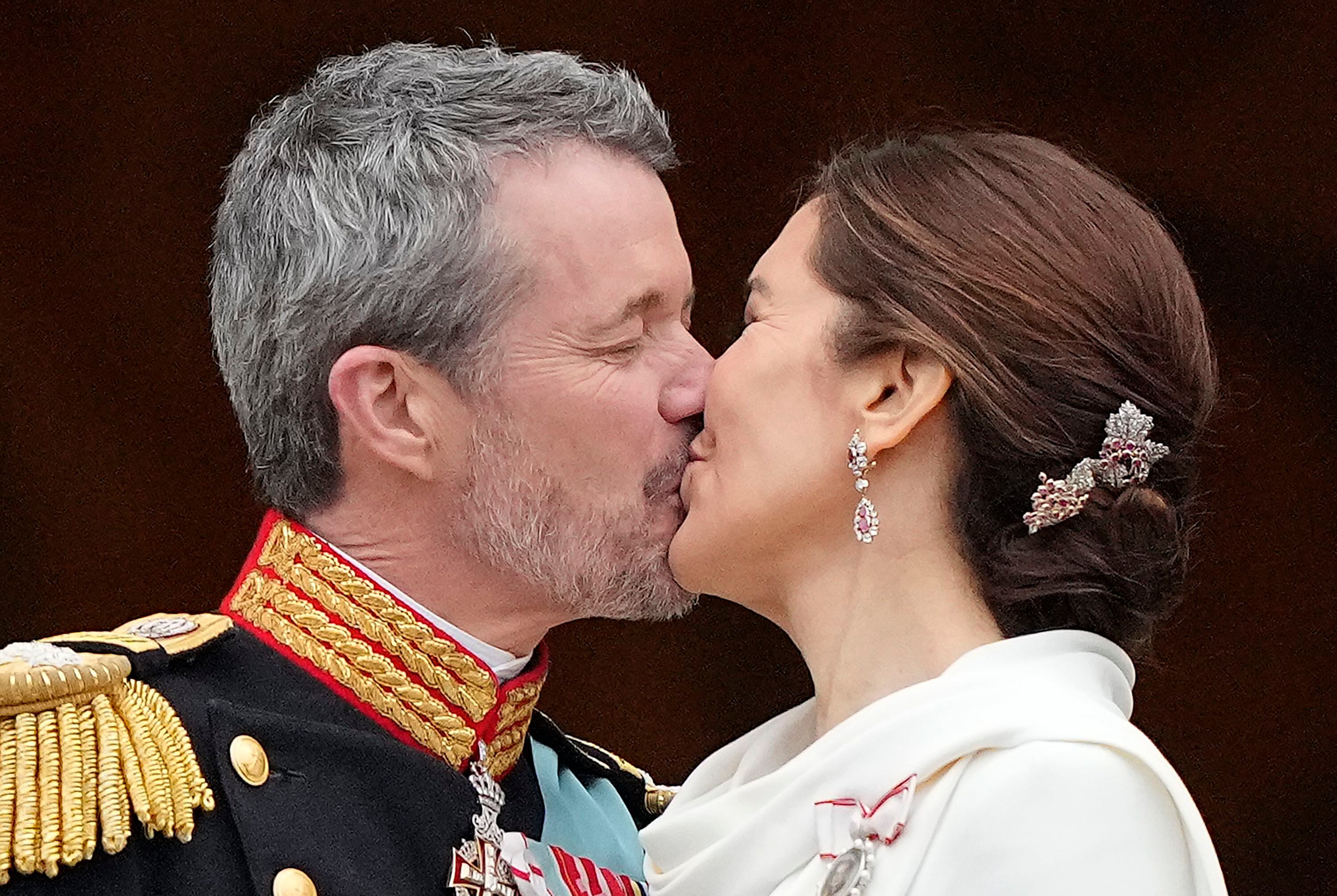 Federico X y María de Dinamarca se besan desde el balcón del palacio del Parlamento. 
