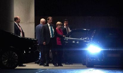 Angela Merkel abandona la reunión de la coalición de Gobierno en Berlín.