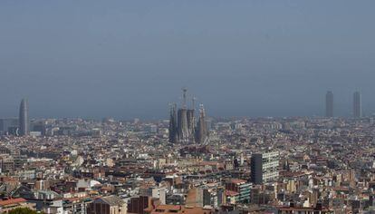 Contaminación sobre la ciudad de Barcelona el pasado julio.