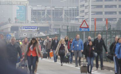 Los pasajeros evacúan la zona aeroportuaria tras registrarse explosiones en el aeropuerto internacional de Zaventem, cerca de Bruselas.
