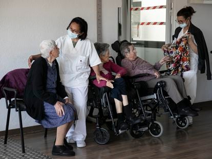 Dos trabajadoras conversan con las usuarias de la residencia geriátrica Sant Pere les Fonts de Terrassa con la mascarilla puesta.