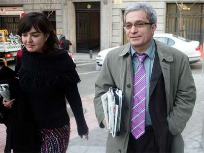 Joan Saura, líder de ICV, se dirige con su jefa de prensa a la reunión con Fernández de la Vega.