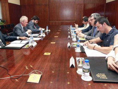 Pedro Moren&eacute;s y los trabajadores de la base de Mor&oacute;n, durante la reuni&oacute;n.