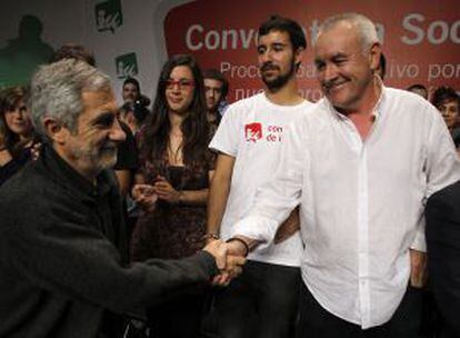 Cayo Lara (derecha) saluda a Gaspar Llamazares durante la asamblea de IU.