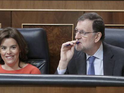 La vicepresidenta Soraya S&aacute;enz de Santamar&iacute;a y el presidente del Gobierno, Mariano Rajoy. 