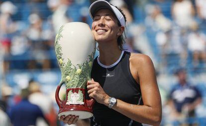 Muguruza, con la copa en Cincinnati.