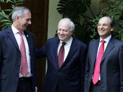 Geoff Hoon, Miguel Ángel Moratinos y Peter Caruana, ayer en el palacio de Viana de Córdoba.
