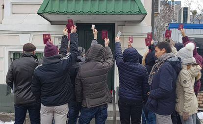 Algunos de los afectados frente al Consulado de España en Kiev, este miércoles.