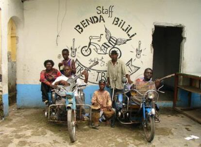 Staff Benda Bilili, una banda de músicos parapléjicos que se mueven por Kinshasa en bicicletas motorizadas.