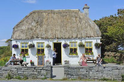 Caf&eacute; en Kilmurvey, en Inishmore, una de las islas de Aran.