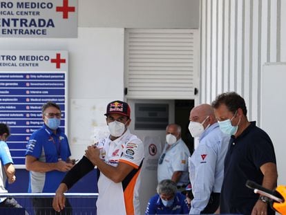 Márquez deja el centro médico del circuito de Jerez tras recibir el visto bueno de los médicos.