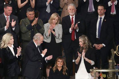 La Primera Dama Melania Trump es aplaudida por  los invitados.