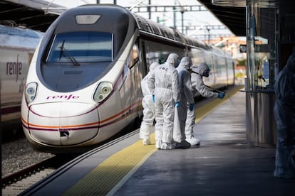 Miembros de la Unidad Militar de Emergencias (UME) realizan labores de limpieza en la estación de tren de Granada, este martes.