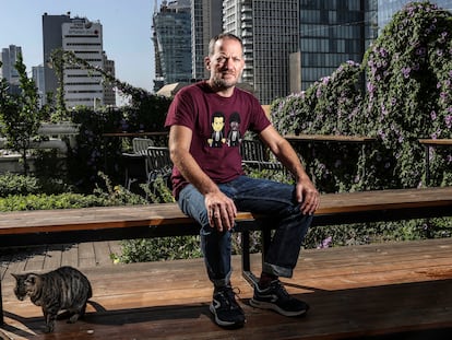 Maoz Inon, uno de los propietarios del Hotel Abraham, en la terraza del hospedaje de Tel Aviv, el sábado de la semana pasada.