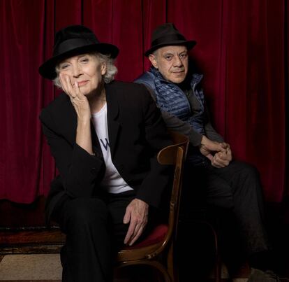 La actriz Marisa Paredes y el director de teatro Lluís Pasqual se conocieron de jóvenes en Barcelona y han trabajado juntos en obras como Comedia sin título y Hamlet.