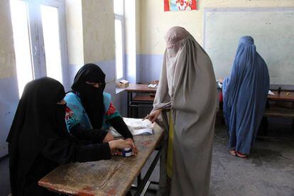 Unas mujeres afganas votan el pasado día 28 de septiembre durante las elecciones presidenciales, en Jalalabad, Afganistán.