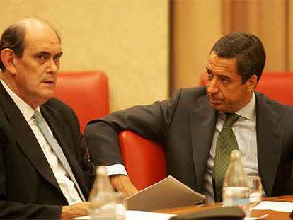 Los diputados del PP Ignacio Astarloa (izquierda) y Eduardo Zaplana, en la Diputación Permanente.