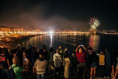 Fuegos artificiales en A Coruña, vistos desde la playa de Riazor en la Noche de San Juan.