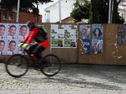 Carteles electorales en Hoyo de Manzanares (Madrid). En vídeo, los resultados y las reacciones del 10-N.