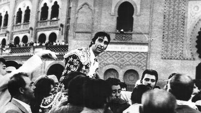 José Fuentes, a hombros por la Puerta Grande de Las Ventas el 12 de octubre de 1981.