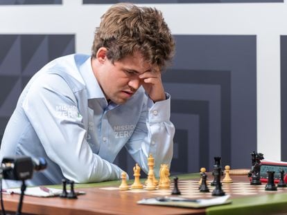 Carlsen, pocas jugadas antes de rendirse ante Niemann, este domingo en San Luis (EEUU)