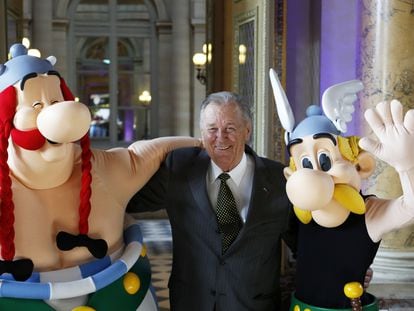 Albert Uderzo, con sus personajes Astérix y Obélix en París, en marzo de 2015.