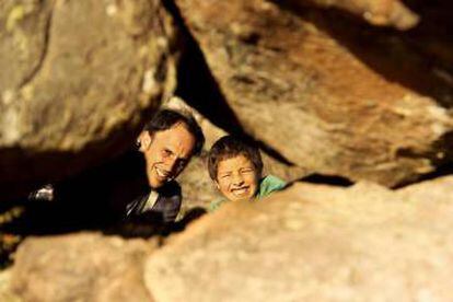 Javier y Gabriel pasean, juegan y observan aves.