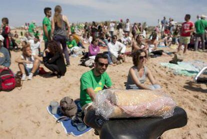 La protesta contra el proyecto de apartahotel en la playa gaditana ha tenido como símbolo el bocadillo de mortadela en referencia a unas palabras del alcalde