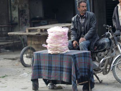 Un hombre vende pan en Marat Numan, al noroeste de Siria.
