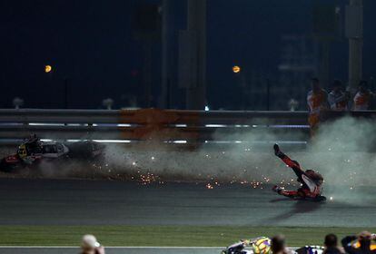 El alemán Stefan Bradl cae durante la prueba de Moto GP del Campeonato del Mundo en el Circuito Internacional de Losail, en Doha, Qatar.