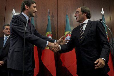 El nuevo primer ministro, Pedro Passos Coelho, estrecha la mano a Paulo Portas, del CDS, en un hotel de Lisboa.