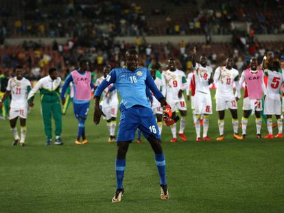 Los futbolistas de Senegal celebran su pase al Mundial.