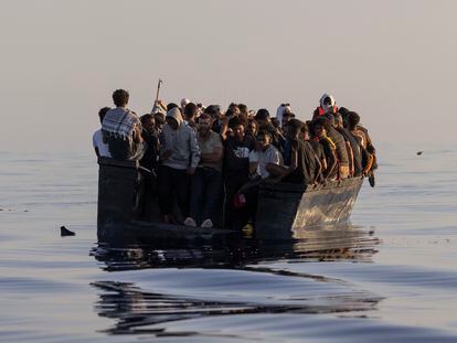 Una barcaza con decenas de migrantes espera su rescate por el 'Ocean Viking', en agosto pasado cerca de la isla italiana de Lampedusa.