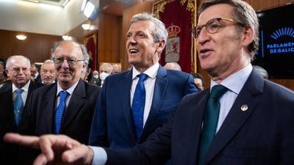 El nuevo presidente de la Xunta, Alfonso Rueda, el presidente saliente y nuevo presidente del PP, Alberto Nuñez Feijóo.