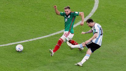 Messi chuta para el primer gol de Argentina contra México ante la marca de Héctor Herrera.
