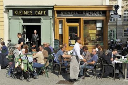 En la terraza del pequeño Kleines Café, la noche cae sobre los entrañables, jóvenes y pretenciosos protagonistas.