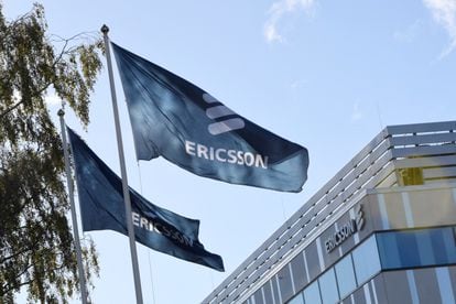 Banderas con el logo de Ericsson en la entada a la sede de la compañía en Estocolmo (Suecia)