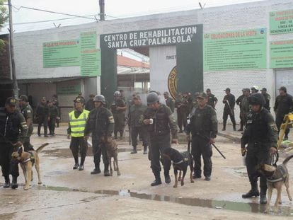 Decenas de polic&iacute;as montan guardia tras un operativo policial en la c&aacute;rcel de Palmasola (Bolivia).