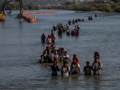 Un grupo de migrantes cruza el río Bravo cerca de la zona de Eagle Pass, en Texas (EE UU).