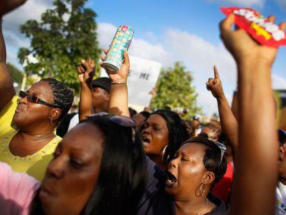 Manifestantes protestan la muerte de Trayvon Martin con refrescos y gominolas como los que el adolescente compr&oacute; antes de morir.