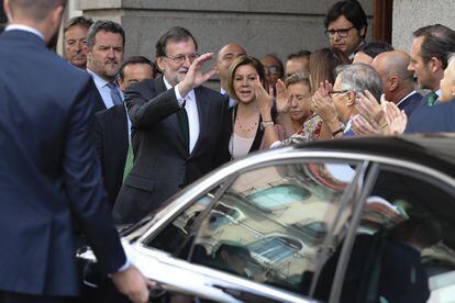 Rajoy abandona el Congreso de los Diputados entre aplausos.