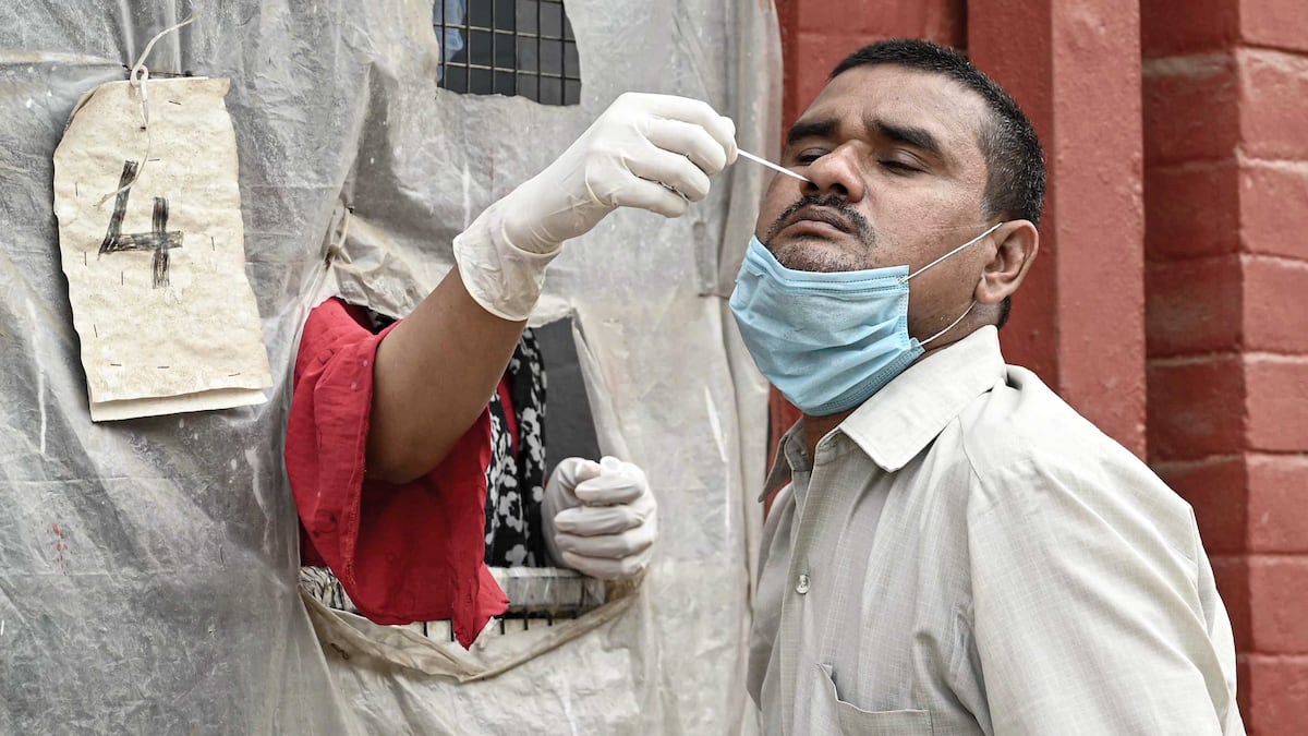 La variante india del coronavirus tiene tres mutaciones amenazadoras